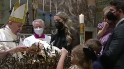 Le pape François baptise un enfant dans la chapelle Sixtine, le 9 janvier 2021. Capture d'écran de la chaîne YouTube Vatican News. / 