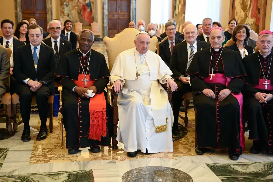Le pape François rencontre les participants à la réunion plénière de l'Académie pontificale des sciences sociales au Vatican, le 29 avril 2022. Vatican Media.