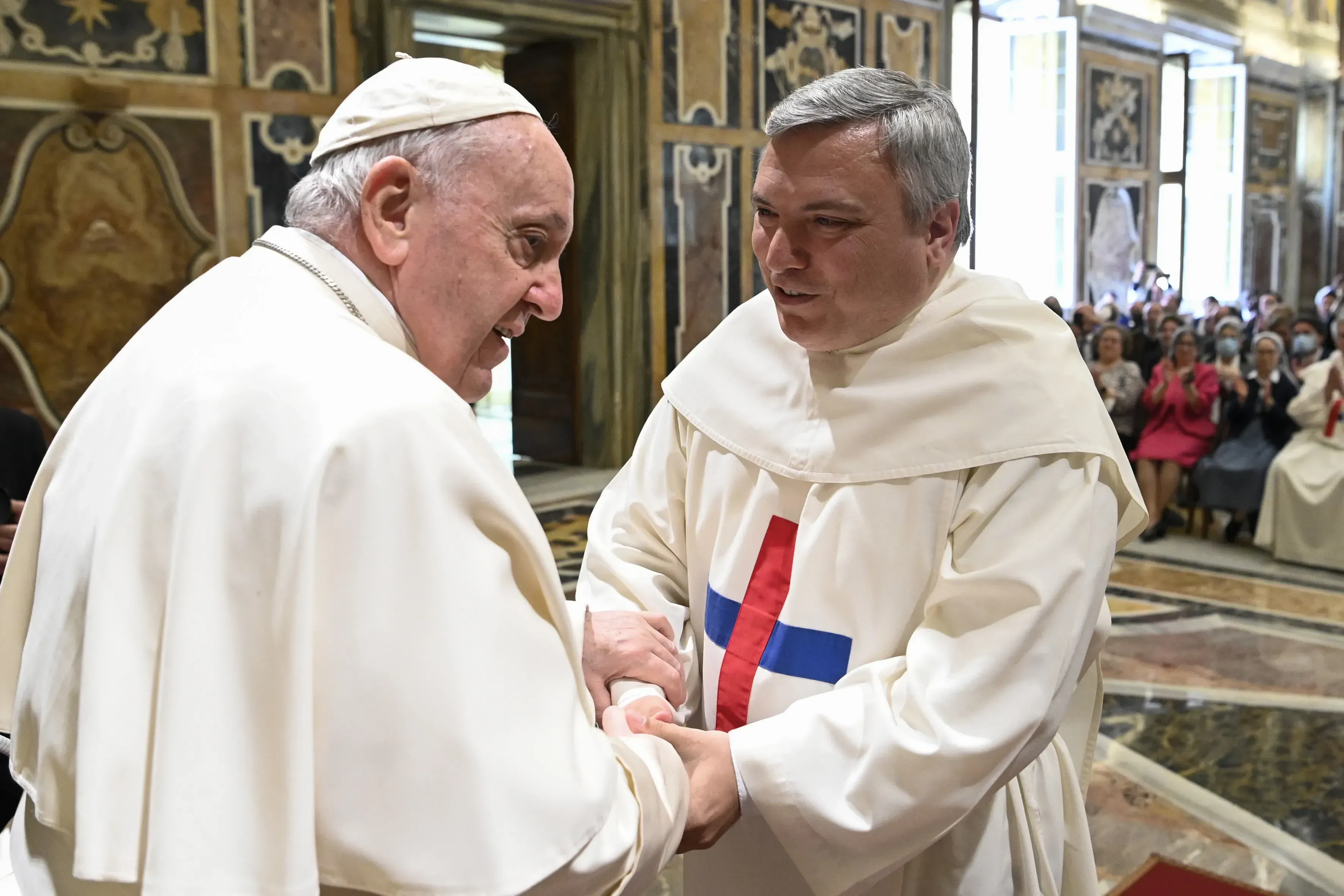 Le pape François salue un représentant de l'Ordre de la Très Sainte Trinité et des Captifs à la Salle Clémentine du Vatican, le 25 avril 2022. Vatican Media