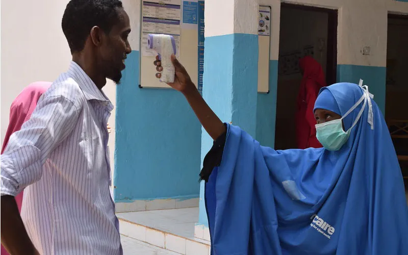 Habiba Mohamed, vérifie la température de Mohamed Abdi Ali à l'hôpital de Luuq, dans la région de Gedo en Somalie. Rahma Abdullah / Trócaire