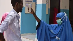 Habiba Mohamed, vérifie la température de Mohamed Abdi Ali à l'hôpital de Luuq, dans la région de Gedo en Somalie. / Rahma Abdullah / Trócaire