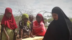 Fartun (39 ans) collectant de l'eau avec d'autres femmes et filles de son village Crédit : Trócaire / 