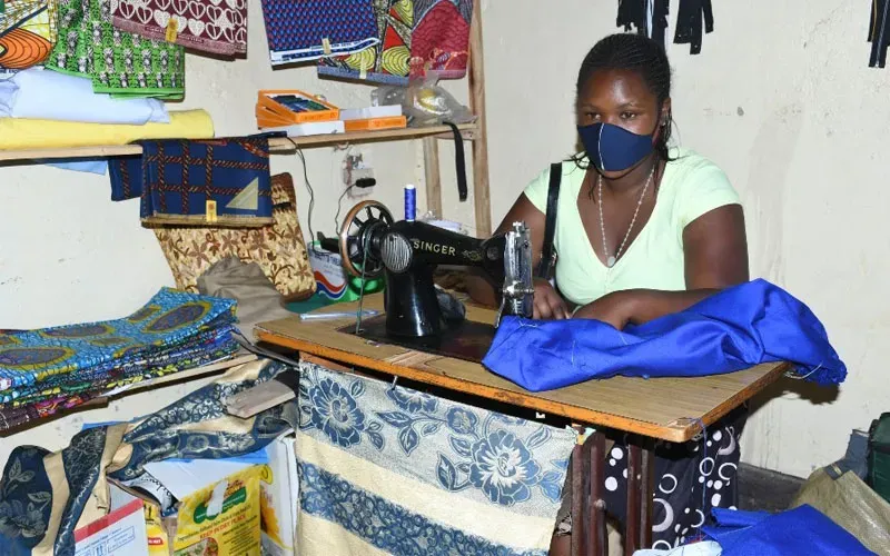 Laetitia Mukamana, 26 ans, est l'une des 20 mères adolescentes du Rwanda qui ont bénéficié du programme pilote d'autonomisation des femmes de Trocaire. Crédit : Trócaire