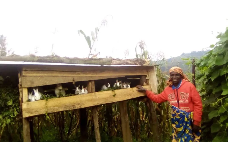 Judith Mukacyubahiro qui fait partie du programme de biodiversité de Trócaire. Crédit photo : Mme Nyiramana Agnes, l'une des animatrices communautaires du district de Nyamagabe, secteur de Buruhukiro, cellule Munini, village de Gitovu.