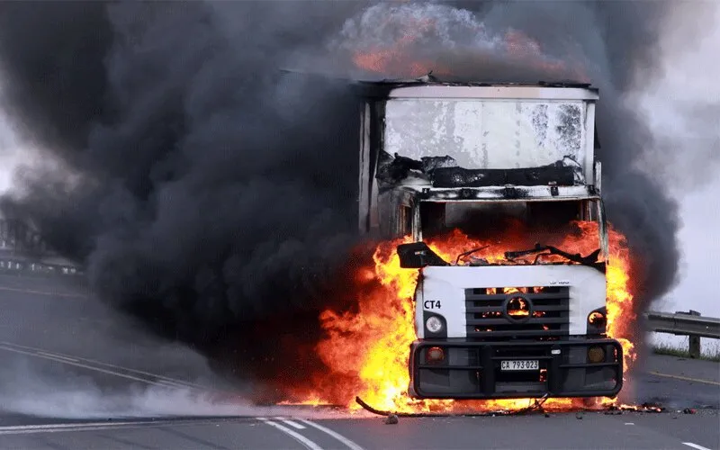 Un camion qui a été incendié lors d'une manifestation contre l'emploi de chauffeurs de camion étrangers en Afrique du Sud. Domaine public