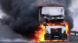 Un camion qui a été incendié lors d'une manifestation contre l'emploi de chauffeurs de camion étrangers en Afrique du Sud. / Domaine public