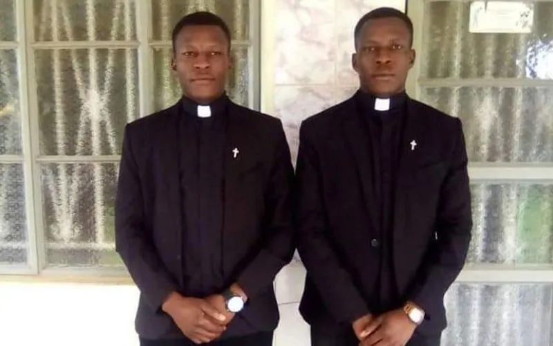 Les frères jumeaux, le père Peter Katuramu Isingoma et le père Andrew Kato Katuramu ordonnés à la prêtrise le 6 février 2021 Photo de courtoisie