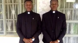 Les frères jumeaux, le père Peter Katuramu Isingoma et le père Andrew Kato Katuramu ordonnés à la prêtrise le 6 février 2021 / Photo de courtoisie