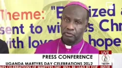 Mgr Robert Muhiirwa, évêque du diocèse catholique de Fort Portal, s'adresse aux membres de la presse avant la célébration de la Journée des martyrs dans l'archidiocèse de Kampala. Crédit : Ugandan Catholics Online / 