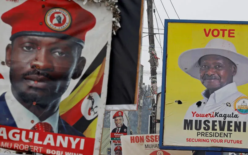 Le chanteur devenu politicien Bobi Wine (à gauche) se présente contre  Yoweri Museveni (à droite) lors des élections générales en Ouganda prévues pour le 14 janvier. Reuters