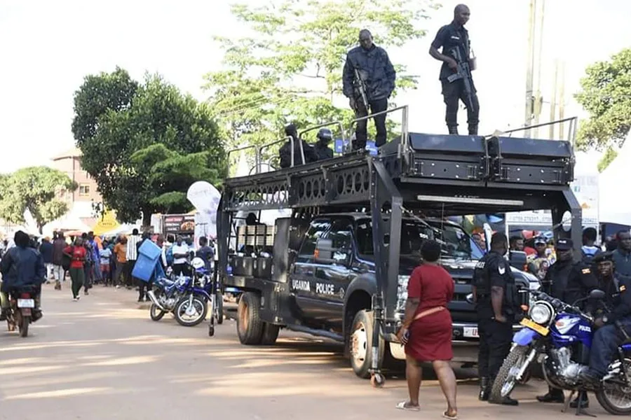 Un fourgon de police stationné sur la route menant au sanctuaire de Namugongo, dans l'archidiocèse de Kampala, en Ouganda.