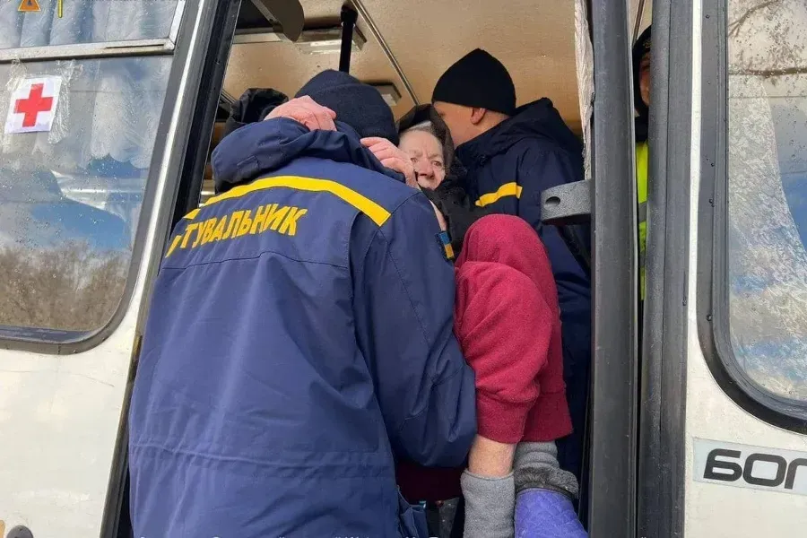 Des civils sont évacués d'Irpin, une ville proche de la capitale ukrainienne Kiev. Service d'urgence de l'État