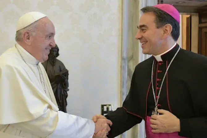Le pape François salue l'archevêque Ettore Balestrero, qu'il a nommé observateur permanent du Saint-Siège auprès des Nations Unies à Genève le 21 juin 2023. | Vatican Media