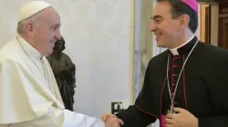 Le pape François salue l'archevêque Ettore Balestrero, qu'il a nommé observateur permanent du Saint-Siège auprès des Nations Unies à Genève le 21 juin 2023. | Vatican Media / 