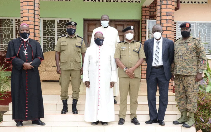 L'évêque émérite du diocèse de Masaka en Ouganda, John Baptist Kaggwa, avec une délégation de la police ougandaise qui lui a rendu visite pour s'excuser. Uganda Police Force/ Facebook