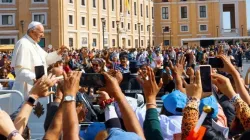 Saint Josémaria Escriva a inspiré et promu UNIV, une rencontre internationale de jeunes universitaires qui cherchent à approfondir leur foi. Depuis 1968, des milliers d'étudiants se rendent à Rome chaque semaine sainte dans ce but. / 
