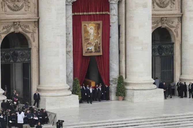 Le cercueil de Benoît XVI sort de la basilique Saint-Pierre sous une image de la résurrection du Christ, le matin de ses funérailles, le 5 janvier 2022 | Evandro Inetti/CNA