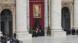 Le cercueil de Benoît XVI sort de la basilique Saint-Pierre sous une image de la résurrection du Christ, le matin de ses funérailles, le 5 janvier 2022 | Evandro Inetti/CNA / 
