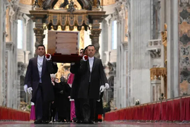 Le cercueil du pape Benoît XVI est porté dans la basilique Saint-Pierre le 5 janvier 2023. | Vatican Media