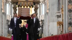 Le cercueil du pape Benoît XVI est porté dans la basilique Saint-Pierre le 5 janvier 2023. | Vatican Media / 