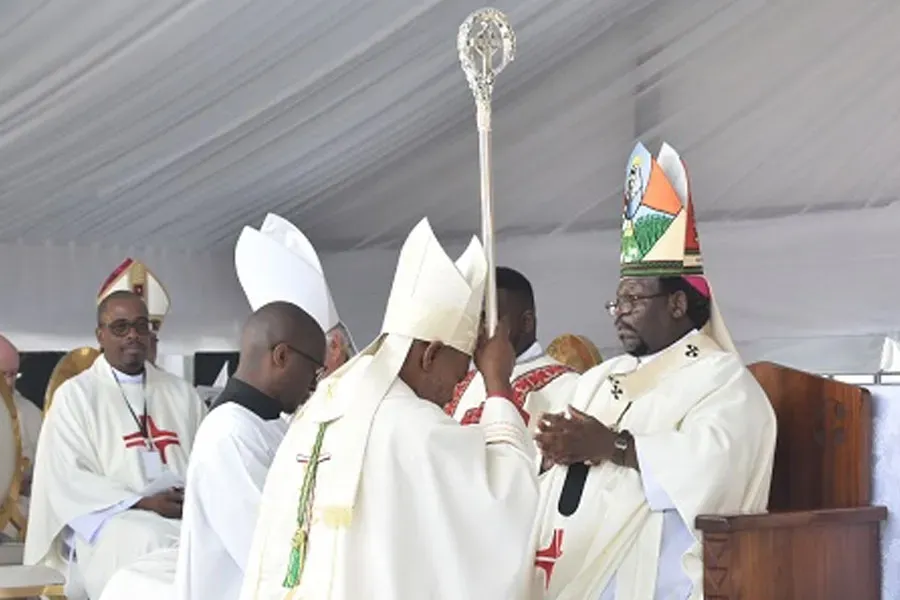 Mgr Siegfried Mandla Jwara remet la crosse à Mgr Elias Kwenzakufani Zondi lors de l'ordination épiscopale du 27 mai. Crédit : SACBC