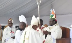 Mgr Siegfried Mandla Jwara remet la crosse à Mgr Elias Kwenzakufani Zondi lors de l'ordination épiscopale du 27 mai. Crédit : SACBC / 