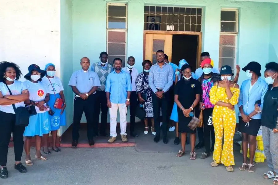 Mgr Alex Thomas pose pour une photo avec des jeunes adultes et des jeunes lors d'une visite à l'hôpital psychiatrique d'Ingutsheni. Crédit : Catholic Church News Zimbabwe