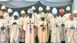 Mgr Vusumuzi Francis Mazibuko avec des membres de la Conférence des évêques catholiques d'Afrique australe (SACBC) lors de son ordination épiscopale le 3 juin. Crédit : SACBC / 