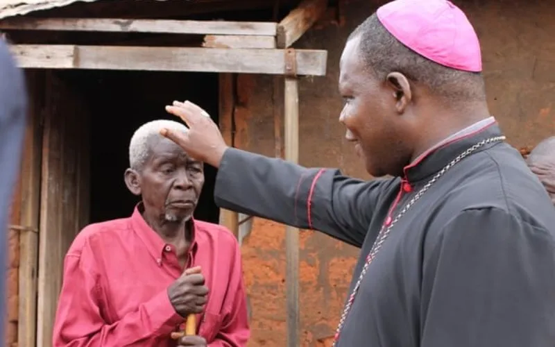 Le Cardinal Dieudonné Nzapalainga bénissant un homme âgé. Crédit : AED