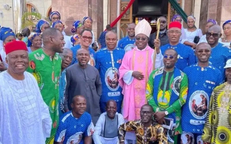Mgr Ignatius Ayau Kaigama avec des paroissiens de la paroisse catholique de la Sainte-Trinité de son siège métropolitain. Crédit : Archidiocèse d'Abuja
