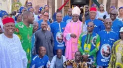 Mgr Ignatius Ayau Kaigama avec des paroissiens de la paroisse catholique de la Sainte-Trinité de son siège métropolitain. Crédit : Archidiocèse d'Abuja / 