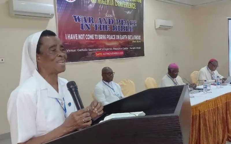 Sœur Teresa Okure, s'adressant aux membres de l'Association biblique catholique du Nigeria (CABAN). Crédit : Nigeria Catholic Network