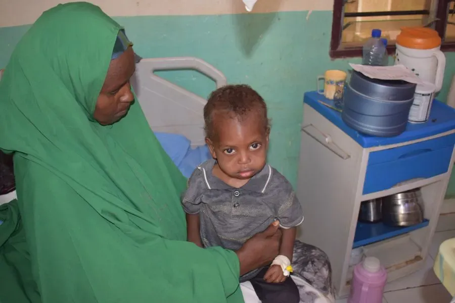 Fadumo Islow avec son fils de deux ans, Mohamed, à l'hôpital géré par Trócaire à Luuq, dans la région de Gedo, au sud de la Somalie, après huit jours de traitement. Crédit : Trócaire
