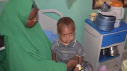 Fadumo Islow avec son fils de deux ans, Mohamed, à l'hôpital géré par Trócaire à Luuq, dans la région de Gedo, au sud de la Somalie, après huit jours de traitement. Crédit : Trócaire / 