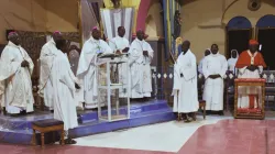 Mgr Laurent Birfuoré Dabiré et d'autres évêques catholiques du Burkina Faso pendant la messe marquant la fin d'une journée nationale de jeûne et de prière pour la paix et la cohésion sociale. Crédit : P. Paul Dah / 