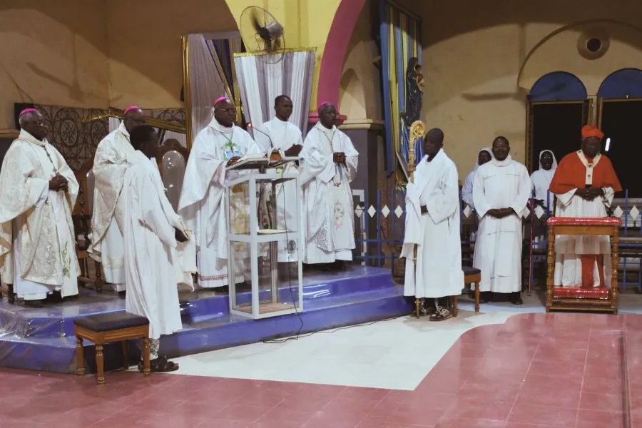 Mgr Laurent Birfuoré Dabiré et d'autres évêques catholiques du Burkina Faso pendant la messe marquant la fin d'une journée nationale de jeûne et de prière pour la paix et la cohésion sociale. Crédit : P. Paul Dah / 
