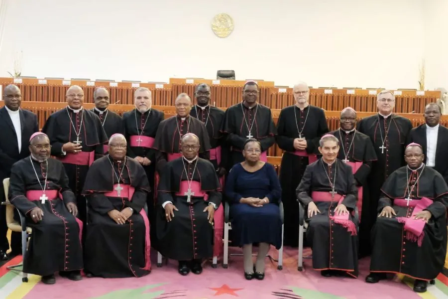 Les membres de la Conférence épiscopale du Mozambique (CEM) avec la première dame du pays.