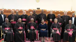 Les membres de la Conférence épiscopale du Mozambique (CEM) avec la première dame du pays. / 