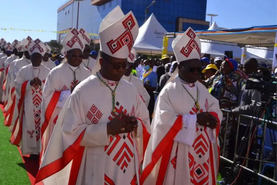Les évêques catholiques de la RD Congo en procession pendant la messe marquant le début du troisième Congrès eucharistique national. Crédit : CENCO