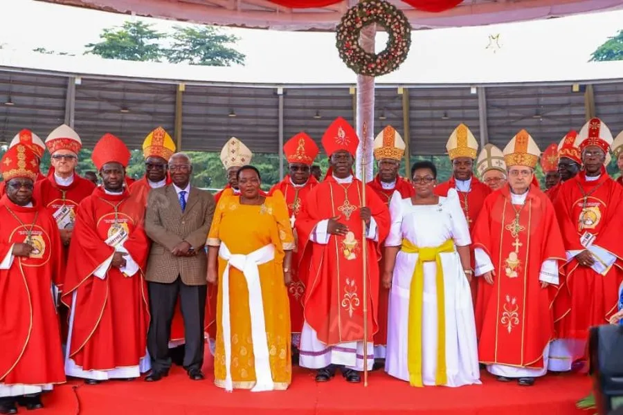 Les évêques catholiques en Ouganda avec des représentants du gouvernement à la fin de la célébration eucharistique marquant la Journée des Martyrs 2023. Crédit : Uganda Catholic Online