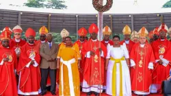 Les évêques catholiques en Ouganda avec des représentants du gouvernement à la fin de la célébration eucharistique marquant la Journée des Martyrs 2023. Crédit : Uganda Catholic Online / 