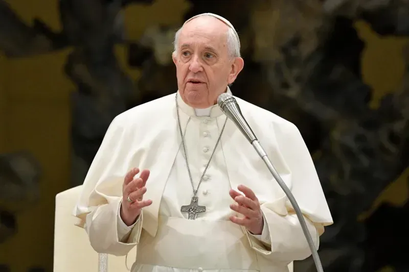 Le pape François lors de l'audience générale dans la salle Paul VI le 2 mars 2022. Vatican Media