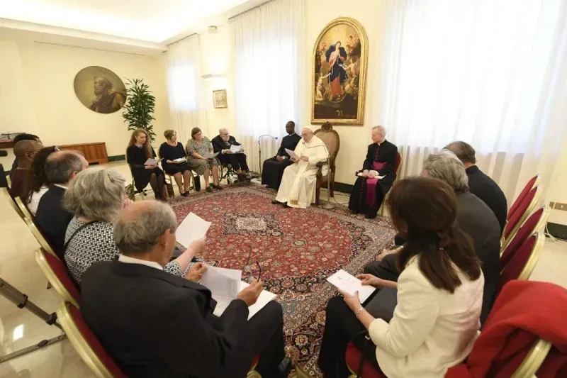Le pape François rencontre des membres de la Fédération internationale des pharmaciens catholiques, le 2 mai 2022, dans la maison d'hôtes Santa Marta du Vatican. Vatican Media