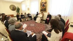 Le pape François rencontre des membres de la Fédération internationale des pharmaciens catholiques, le 2 mai 2022, dans la maison d'hôtes Santa Marta du Vatican. Vatican Media / 