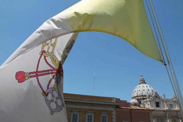 Le drapeau du Vatican flotte sur le dôme de la basilique Saint-Pierre. Bohumil Petrik/CNA.