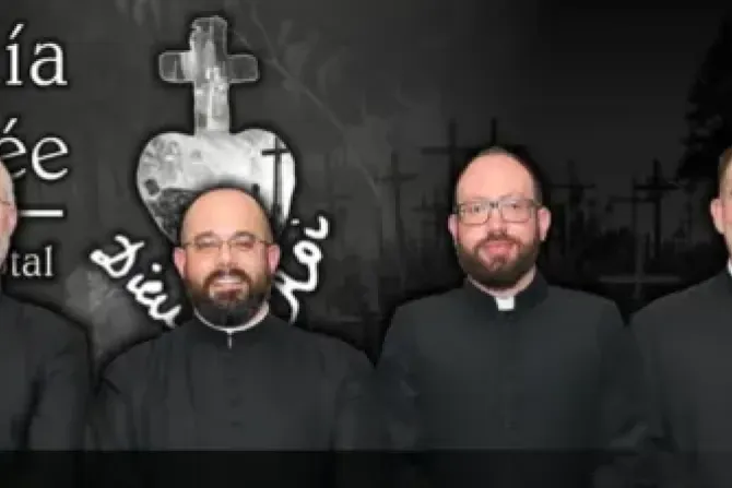 Quatre des six prêtres qui interviennent régulièrement dans l'émission "La sacristie vendéenne" sur YouTube. | Crédit : Capture d'écran/Sacristie de Vendée