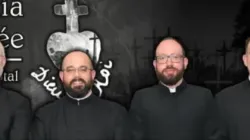Quatre des six prêtres qui interviennent régulièrement dans l'émission "La sacristie vendéenne" sur YouTube. | Crédit : Capture d'écran/Sacristie de Vendée / 
