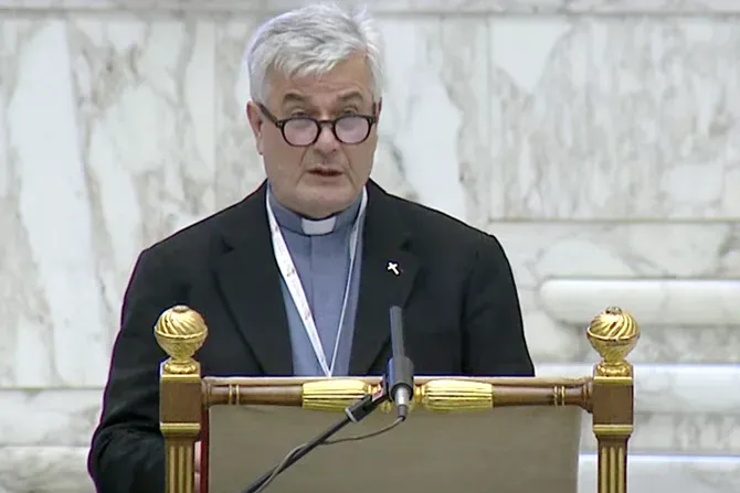 Le Père Dario Vitali parle au Synode sur la synodalité au Vatican, le 18 octobre 2023. | Crédit : Capture d'écran/Vatican Media YouTube