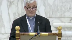 Le Père Dario Vitali parle au Synode sur la synodalité au Vatican, le 18 octobre 2023. | Crédit : Capture d'écran/Vatican Media YouTube / 