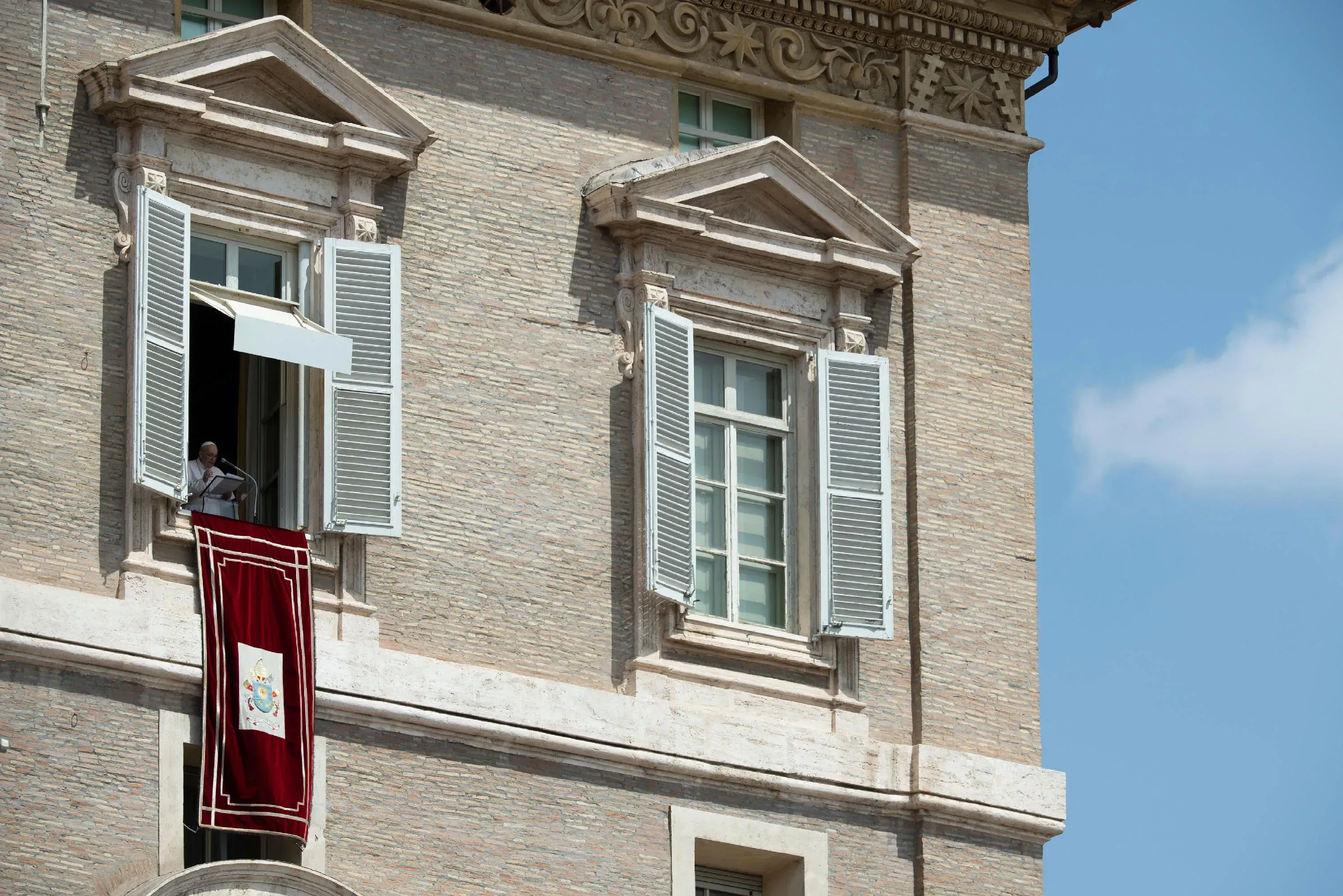 Le pape François donne le message de l'Angélus depuis une fenêtre donnant sur la place Saint-Pierre. Vatican Media